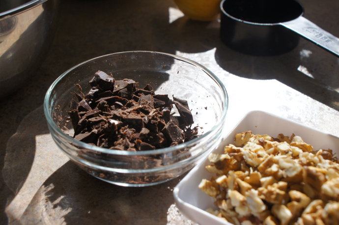 无蛋无油的低卡巧克力布朗尼 ,烤箱预热至170-175度
准备1个14厘米 X 24厘米的烤盘，铺好烘培纸，或者均匀涂上少许黄油。