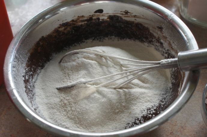 无蛋无油的低卡巧克力布朗尼 ,筛入低筋面粉，轻盈迅速搅拌3到5下，不要搅拌过度，否则面糊起筋，布朗尼口感不松软。