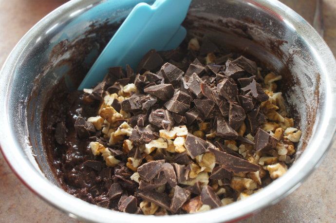 无蛋无油的低卡巧克力布朗尼 ,加入巧克力碎和胡桃碎，轻轻拌入面糊。