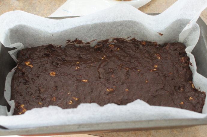 无蛋无油的低卡巧克力布朗尼 ,把面糊倒入烤盘，放入预热好的烤箱烤20-25分钟，用竹签试探蛋糕中心是软黏的。