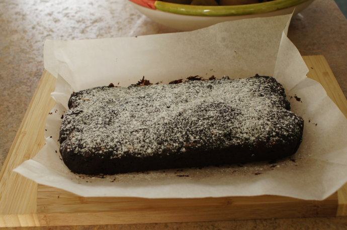 无蛋无油的低卡巧克力布朗尼 ,取出烤盘，蛋糕在烤盘里凉5-10分钟，然后取出烤盘，完全放凉后切块。可以适量撒上糖霜粉装饰。