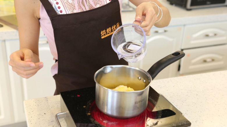 卡士达泡芙,2.先做泡芙部分。将黄油加入水，盐和糖，放入奶锅内煮至沸腾后，转小火。