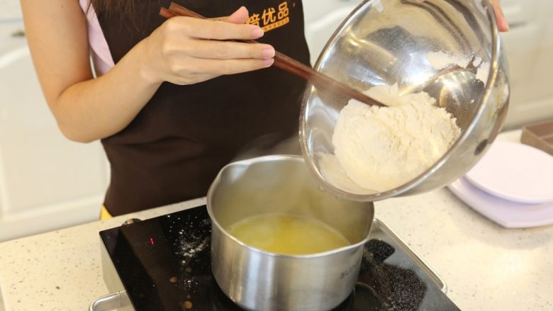 卡士达泡芙,3.加入过筛后的低粉，用筷子搅拌到无粉，不粘锅的状态。然后关火，不断用筷子搅拌，便于散热。