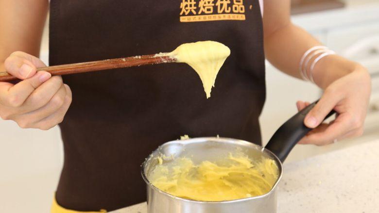 卡士达泡芙,5.加鸡蛋液搅拌，加到提起筷子形成4厘米左右的三角形面糊状态，就可以了。配方中的鸡蛋糊不一定加完，出现以上状态即可不加了。