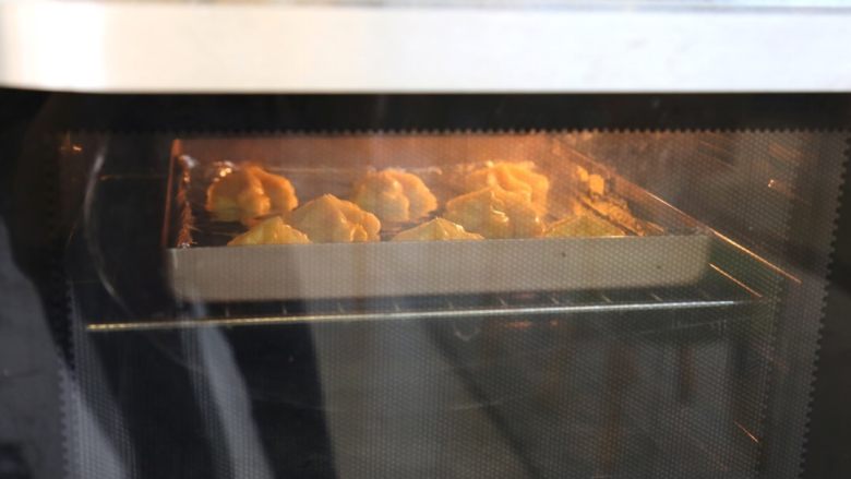 卡士达泡芙,7.烤箱预热200度，先将泡芙放入烤箱内烤15分钟左右