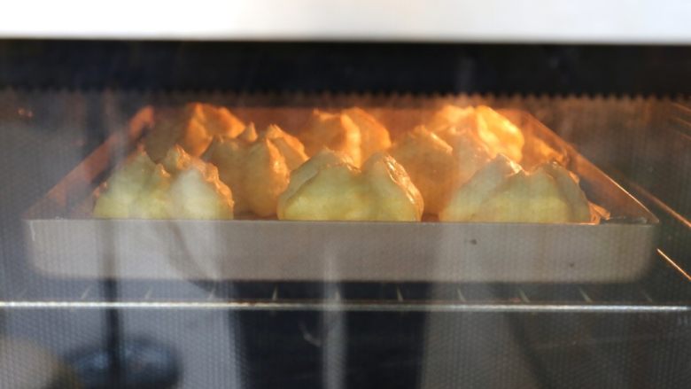 卡士达泡芙,8.等泡芙膨胀后，将烤箱温度调到180度，继续烤20分钟，泡芙表面出现黄褐色即可。整个进烤箱的过程都不能打开烤箱噢！
