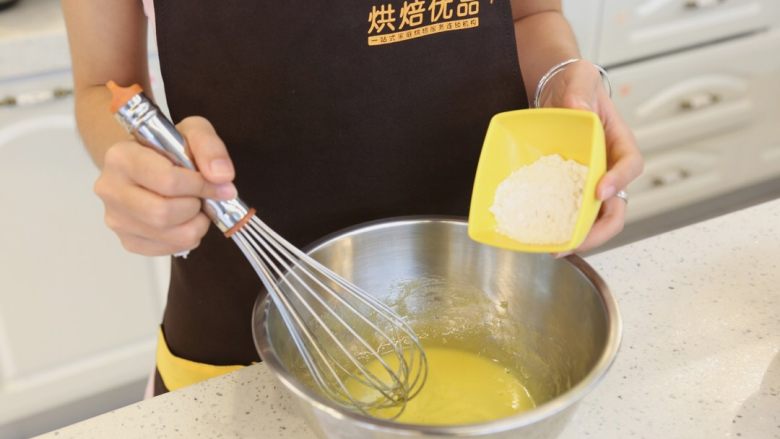 卡士达泡芙,9.准备卡士达酱。蛋黄加入细砂糖均匀至发白后，加入面粉搅拌均匀