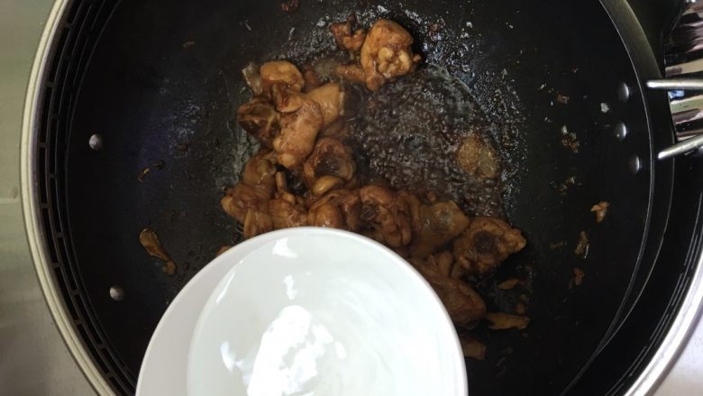 #红烧栗子鸡#,加入适量的清水，翻炒均匀。