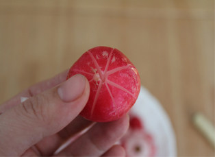 蔬菜拼盘,用刀切成均匀的8瓣，但是不要切段，底部留四分之一。