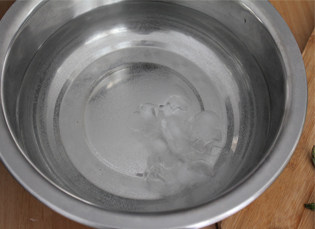 蔬菜拼盘,在准备一盆纯净水，加入冰块备用。