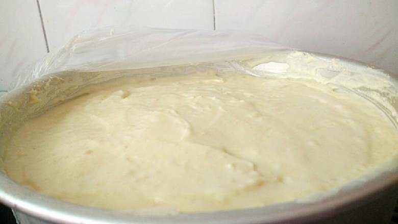 榴莲慕斯蛋糕,尽量抹平，（因为有榴莲果肉几乎很难抹平）然后放冰箱冷藏4小时以上