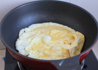 健康家庭小炒——苦瓜炒蛋 ,鸡蛋放入锅中炒熟，备用