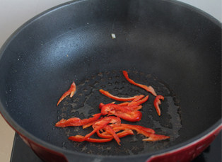 健康家庭小炒——苦瓜炒蛋 ,锅中倒少许油，加热放入红椒翻炒至7成熟