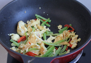 健康家庭小炒——苦瓜炒蛋 ,放入炒熟的鸡蛋，翻炒均匀即可。