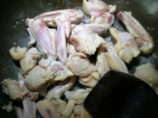 麻辣鸡翅,把锅烧热，不要放油，把鸡翅倒入翻炒。