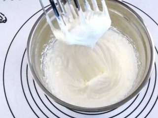 奥利奥木糠杯,350克淡奶油和50克炼奶倒入盆中，电动打蛋器打发奶油状。