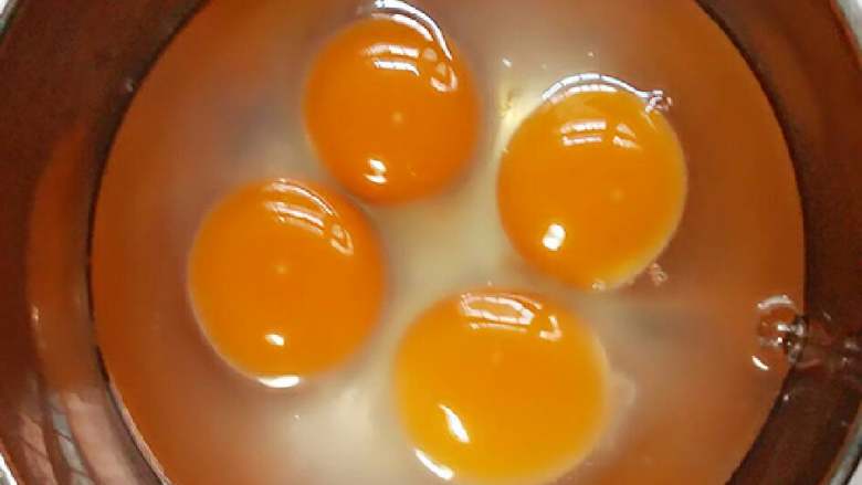 胡萝卜鸡蛋香葱炒面+#挑战鸡蛋的100种做法#,4个鸡蛋磕入碗中，加入一点点冷水打透