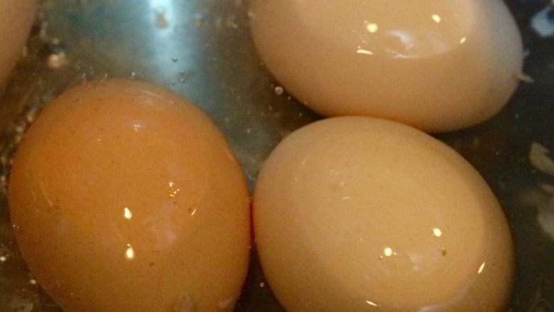 水煮蛋沙律（沙拉）,煮蛋时要把火调小，不要用太沸的水，蛋要轻轻放进去，以免打碎蛋壳，煮熟透需要10-12分钟左右。