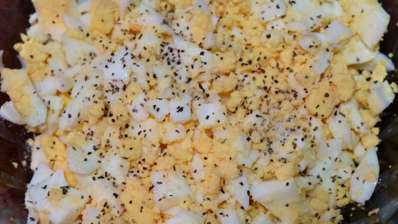 水煮蛋沙律（沙拉）,把鸡蛋碎和红葱头碎混合，再加入适量盐和黑胡椒碎