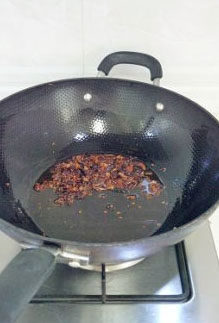 酥脆到连壳吃的干焅大虾,小火，锅中油热后放入花椒、八角，慢慢煸炒至香味冒出。