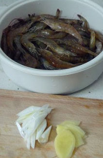 酥脆到连壳吃的干焅大虾,一直炒，将大虾的水份焅干，能看到虾肉跟虾壳间有空出的距离即可。