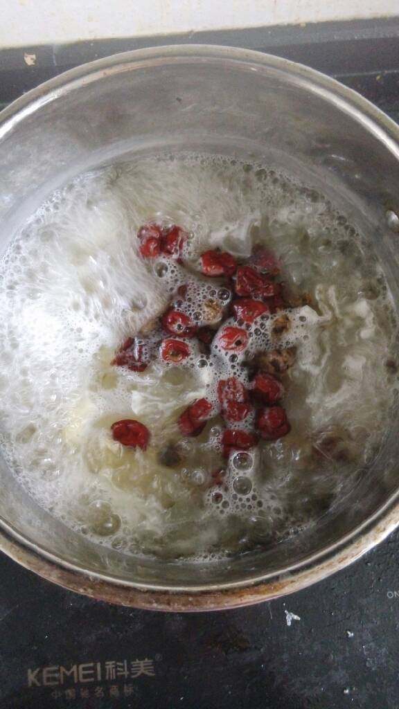 桂圆红枣银耳羹,继续煮七八分钟后加入桂圆和红枣
