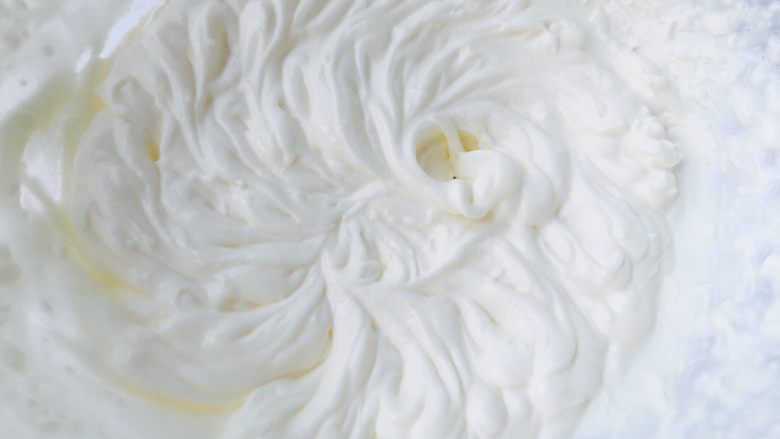 超好记的抹茶奶冻卷,淡奶油加糖粉打发到六分发。淡奶油跟糖粉的比例是10:1的情况下，奶油打出来不会太腻哦