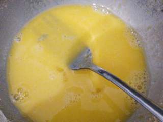 ≈小蛋糕≈,在蛋黄液中加入牛奶，糖，搅拌均匀，接着加入植物油