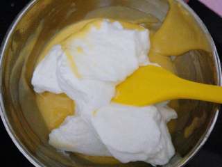 ≈小蛋糕≈,接着将以1/3的蛋白糊加入到蛋黄糊中，翻拌均匀