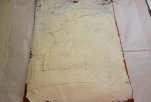 缎带风～～彩绘蛋糕卷 ,待差不多放凉后准备内馅（约15~20分钟），把鲜奶油+糖粉混合后打发至9分发。