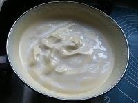三色慕斯杯子蛋糕,牛奶浇在蛋液上，然后用刮刀或手动打蛋器抄底搅拌均匀。