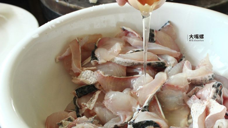特色螺蛳斑鱼锅丨大嘴螺,斑鱼片加入2个鸡蛋的蛋清，均匀搅拌一下，可以保证鱼肉的口感更加紧致