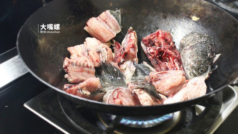 特色螺蛳斑鱼锅丨大嘴螺,将鱼骨部分放入油锅内煎至看不见血色