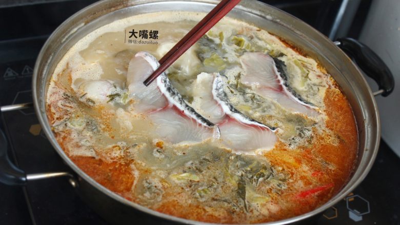 特色螺蛳斑鱼锅丨大嘴螺,最后放上生斑鱼片（斑鱼片肉质鲜嫩，煮的时间不宜过长）