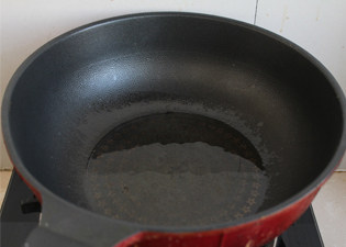 最易上手最省油的糖醋排骨做法——糖醋排骨,锅内倒油烧热。
