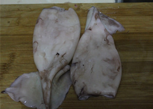 把铁板鱿鱼包到馅里——孜然鱿鱼馅饼,鱿鱼去内脏和鱿鱼须，把表面黑皮撕掉，清洗干净。