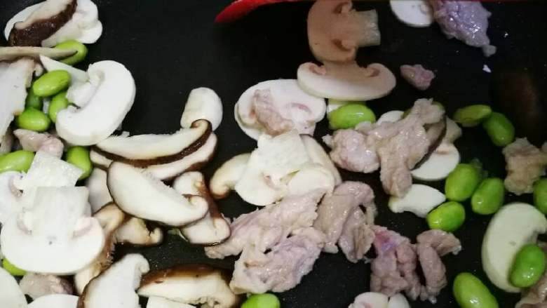 南瓜豆腐羹,肉丝变色后加入口蘑香菇毛豆一起翻炒片刻。