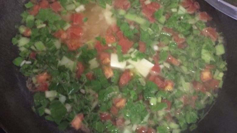 西红柿豆腐羹,最后把青菜和嫩豆腐放进锅里，还要倒入勾芡好的淀粉。这样汤更有味道些。不要忘了放盐。