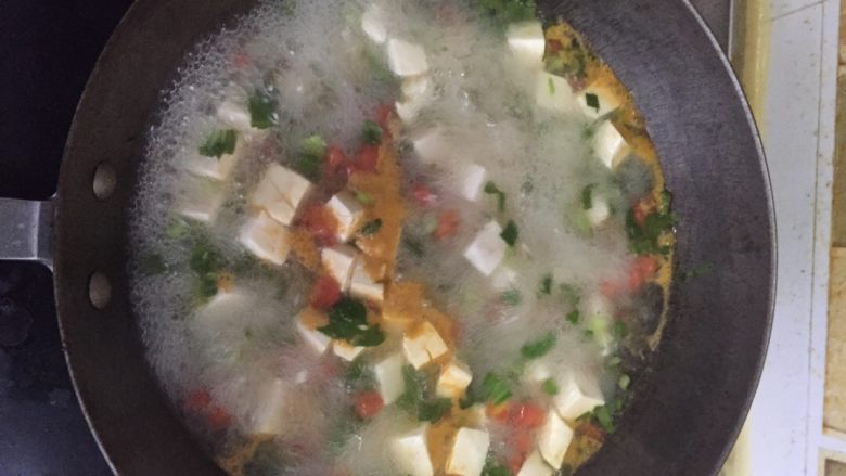 西红柿豆腐羹,等水开。嫩豆腐在翻滚。就可以倒入盘中。