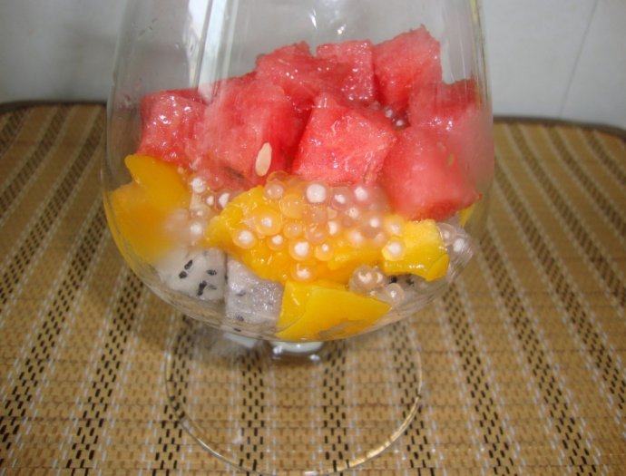 甜蜜冰爽：水果捞,水果切小块，放入杯中，放上西米
