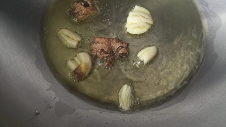 超辣水煮蛙蛙鱼~酒精锅,热锅冷油煸香蒜头与生姜