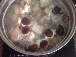 猪手汤+卤猪手,猪手洗净后汆水洗掉浮沫，再加水煮开后加入香菇文火煲1.5小时，或者放入炖盅炖2小时也可以。