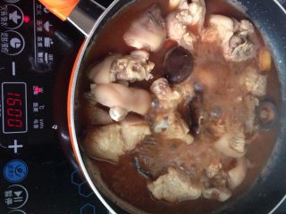 猪手汤+卤猪手,全部材料倒入煮开的香菇水中，中火卤15分钟入味即可起锅。