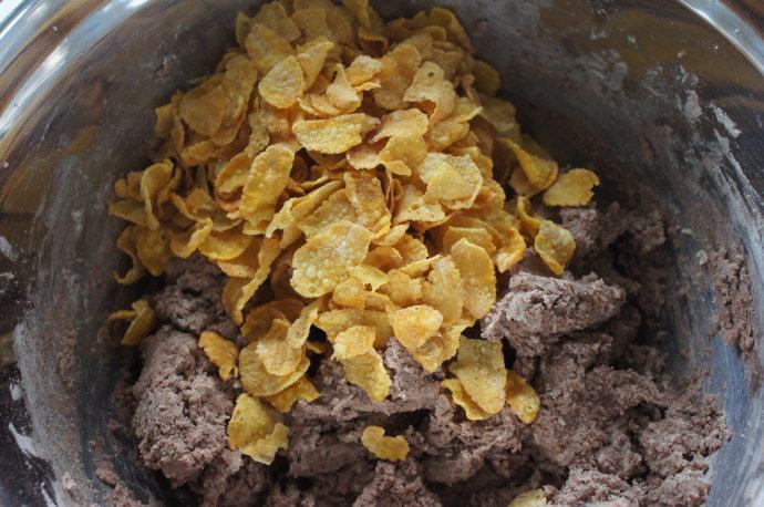 咔嚓脆的巧克力饼干——阿富汗饼干 ,加入玉米片，拌匀。