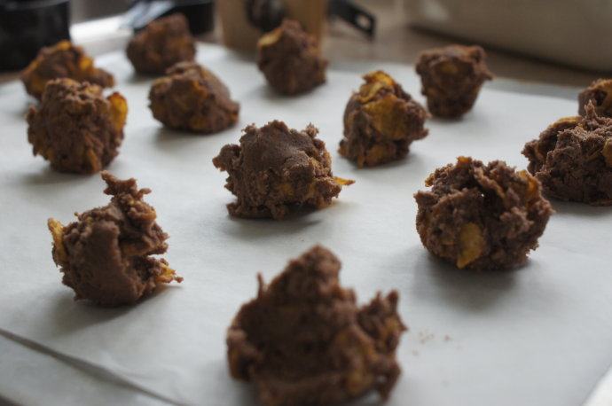 咔嚓脆的巧克力饼干——阿富汗饼干 ,勺1汤匙饼干混合物，均匀摆放在烤盘上。放入烤箱烤15-20分钟至饼干表面金黄。