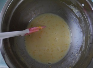 像冰激凌一样入口即化的蛋糕——北海道戚风蛋糕 ,把煮沸的牛奶缓缓的倒入第三步做好的蛋黄面糊里。边倒边不停的搅拌，防止蛋黄面糊结块。