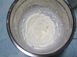 像冰激凌一样入口即化的蛋糕——北海道戚风蛋糕 ,把100ML的动物性淡奶油打发到可以保持花纹的状态。