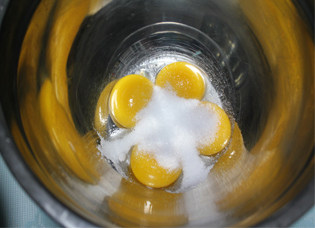像冰激凌一样入口即化的蛋糕——北海道戚风蛋糕 ,把鸡蛋的蛋白和蛋黄分离。要保证盛蛋白的碗里无油无水，在蛋黄里加入细砂糖。