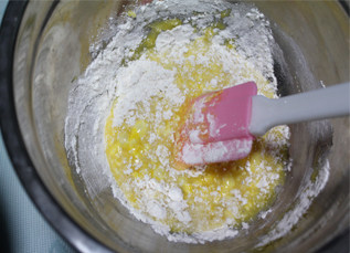 像冰激凌一样入口即化的蛋糕——北海道戚风蛋糕 ,筛入低粉，并拌成均匀的面糊。