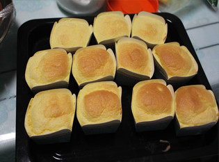 像冰激凌一样入口即化的蛋糕——北海道戚风蛋糕 ,放进预热好180度的烤箱，烤15分钟左右。